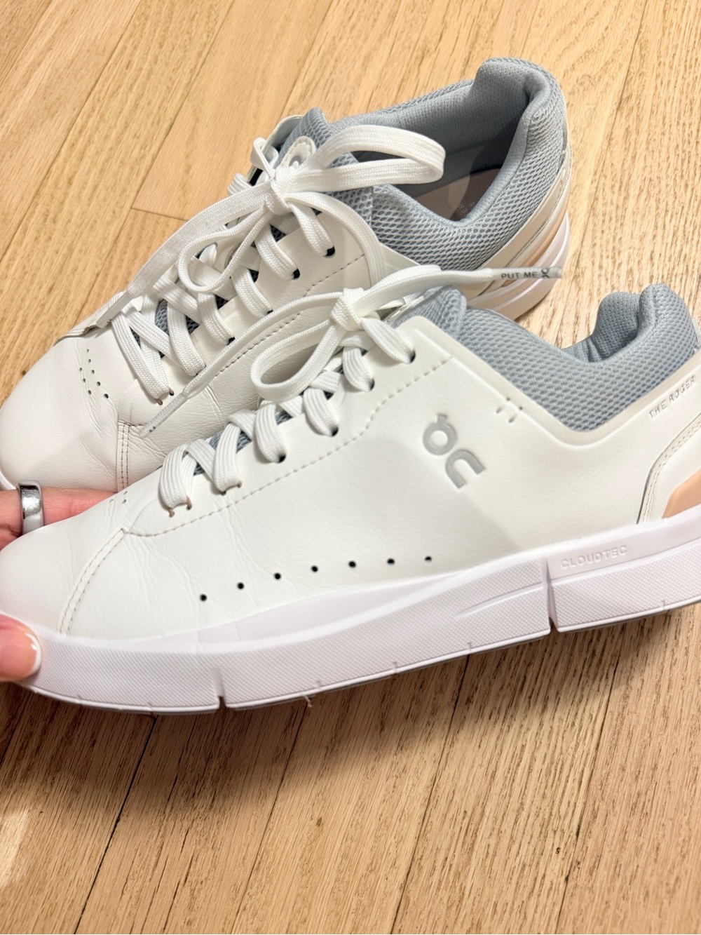On Cloud The Roger Advantage Women’s Size 9 White Sneakers